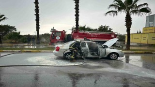 Seyir halindeki otomobil yandı: Sürücü kendisini araçtan dışarı attı