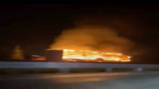 Seyir halindeki tırın lastiği alev aldı