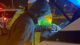 Seyir halindeyken uyuyan sürücü, kaza sonrası da uyumaya devam etti