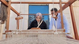 Siirtte 24 öğretmen, Atatürk portresine 24 ilmek attı