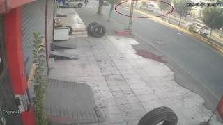 Siirtte aracın yayaya çarptığı anlar güvenlik kamerasına yansıdı