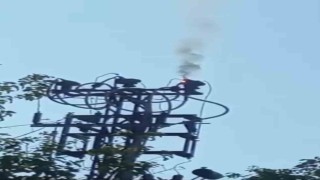 Siirtte arıza nedeni ile elektrik direğinde yangın çıktı