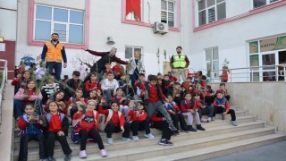 Siirtte ilkokul öğrencilerine fidan dağıtıldı