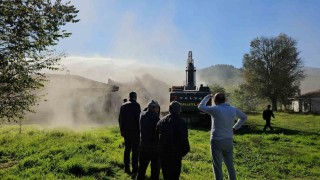 Sındırgıda 52 yıllık evli çift depremde ağır hasar gören evlerinin yıkılışını gözyaşlarıyla izledi