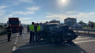 Sinopta otomobil traktöre arkadan çarptı: 2 yaralı