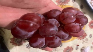 Sıra dışı üzüm tanesi görenleri hayrete düşürdü