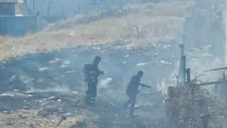 Şırnakta boş arazideki odun ve lastikler yandı