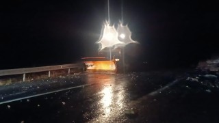 Şırnakta dağdan kopan kaya parçaları yolu trafiğe kapattı