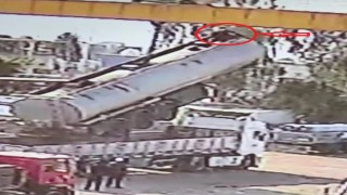 Şırnakta tanker değişimi sırasında vinç halatının kopma anı güvenlik kamerasına yansıdı: 2 yaralı