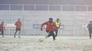 Sivasspor kar altında çalıştı