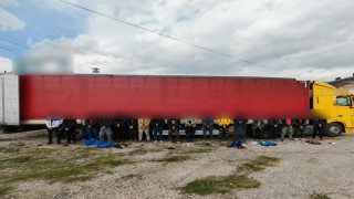 Sivasta tır dorsesinde 18 kaçak göçmen yakalandı, sürücüler tutuklandı