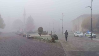 Sivasta yoğun sis etkili oldu araçlar görünmez hale geldi