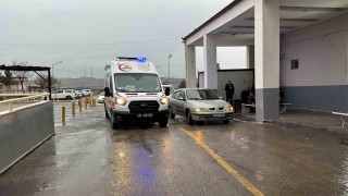 Siverekte Otomobil ile Traktör Çarpıştı: 5 Yaralı