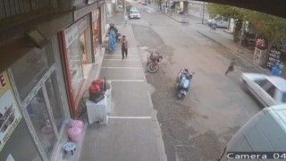 Siverekte otomobilin çarptığı çocuk, ayağa kalkarak kaçtı