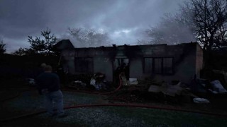 Sobaya yakmak için benzin döktü, hem kendini hem evi yaktı