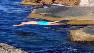 Soğuk havaya aldırış etmeden denize girdi