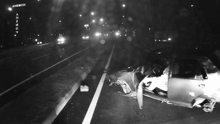 Sokak hayvanına çarpmamak için karşı şeride geçip panelvan minibüs ve motosiklete çarptı: 1 yaralı