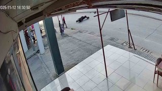 Sokak köpeğine çarpan motosikletli metrelerce sürüklendi