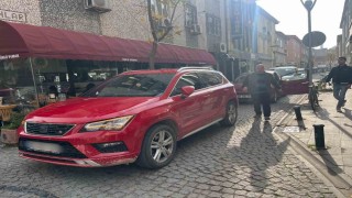 Sokak ortasına otomobilini bırakıp işlerini halletmeye gitti