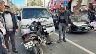 Sol şeritte seyreden motosikletli kamyonetle kafa kafaya çarpıştı: 2 yaralı