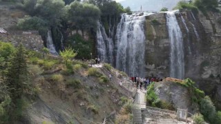Sonbaharda Tortum Şelalesinde ziyaretçi yoğunluğu