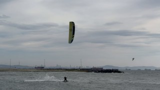 Sörf tutkunları lodosu fırsata çevirdi
