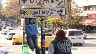 Sosyal medyada viral olan Kızılay tabelası yenilendi, bu kez de üzeri kirletildi