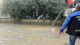 Su borusu patladı: Site bahçeleri suya gömüldü
