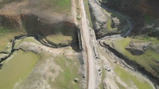 Su seviyesi düşen Gökçe Barajında tarihi yolun kalıntıları gün yüzüne çıktı