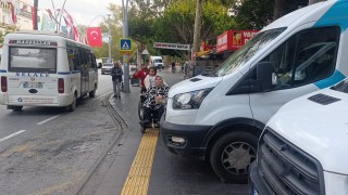 Şube önüne park eden  PTT araçları engellilere yol vermedi, söylenenler çileden çıkardı