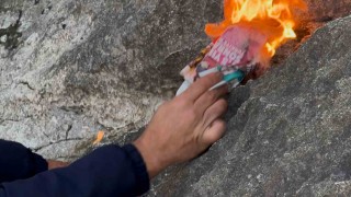 Suları çekilen Eğirdir Gölünde açığa çıkan kayalıkların arasından alevler yükseldi