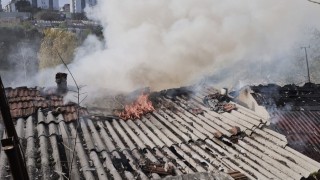Sultangazide gecekonduda korkutan yangın