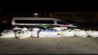 Şüphe üzerinde durdurulan iki araçta 1,9 milyon liralık sahte ayakkabı ele geçirildi