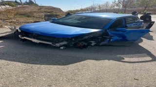 Sürücüsünün direksiyon hakimiyetini kaybettiği otomobil refüje çıktı