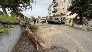 Taklalar atarak hurdaya dönen otomobilden burnu kanamadan çıktı