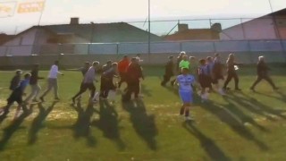 Taraftarlar sahaya girdi, maç tatil edildi