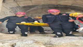 Tarihi kaleye çıkarken ayağı kırıldı, sedyeyle 1 kilometre taşınarak hastaneye kaldırıldı