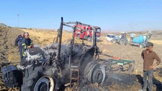 Tarlayı süren traktör alev alarak yandı