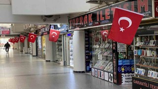 Taşbaşı Çarşısındaki dükkanlar Türk bayrakları ile donatıldı