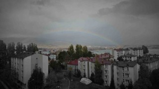 Tatvanda yağmur sonrası gökkuşağı