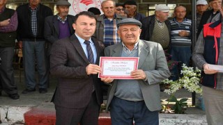 Tavasta zeytin seferberliği kapsamında açılan Tarla Okulu ilk mezunlarını verdi