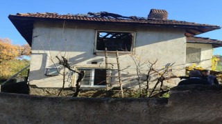 Tavşanlıda 2 katlı ahşap ev yandı