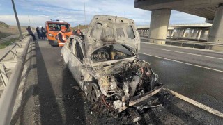 Tayakadında otomobil alev alev yandı