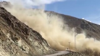 Tehlike oluşturan kayalar dinamit ile temizlendi