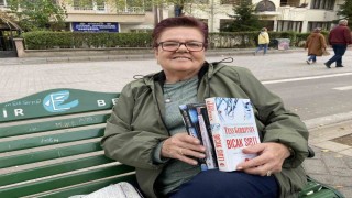 Tek gözü görmeyen 66 yaşındaki kadın her gün 300 sayfa kitap okuyor