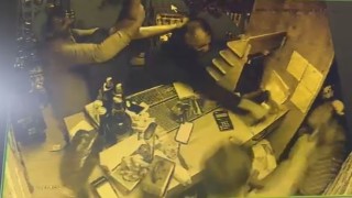 Tekel büfeyi basıp demir sopalarla darbettiler