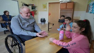 Tekerlekli sandalyeli öğretmen, özel öğrencilere rehber oluyor