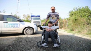 Tekerlekli sandalyesiyle rahat gezebilmesi için sokak asfaltlandı