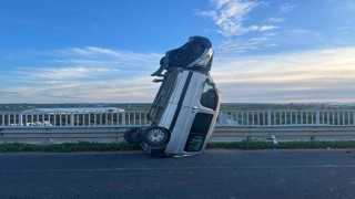 Tekirdağda ilginç kaza: Bariyere çarpan araç dik durdu, 2 kişi yaralandı