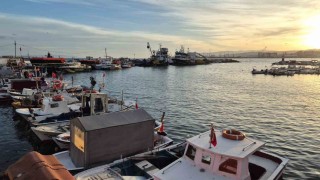 Tekirdağda lodos fırtınası balıkçıları denize çıkartmadı